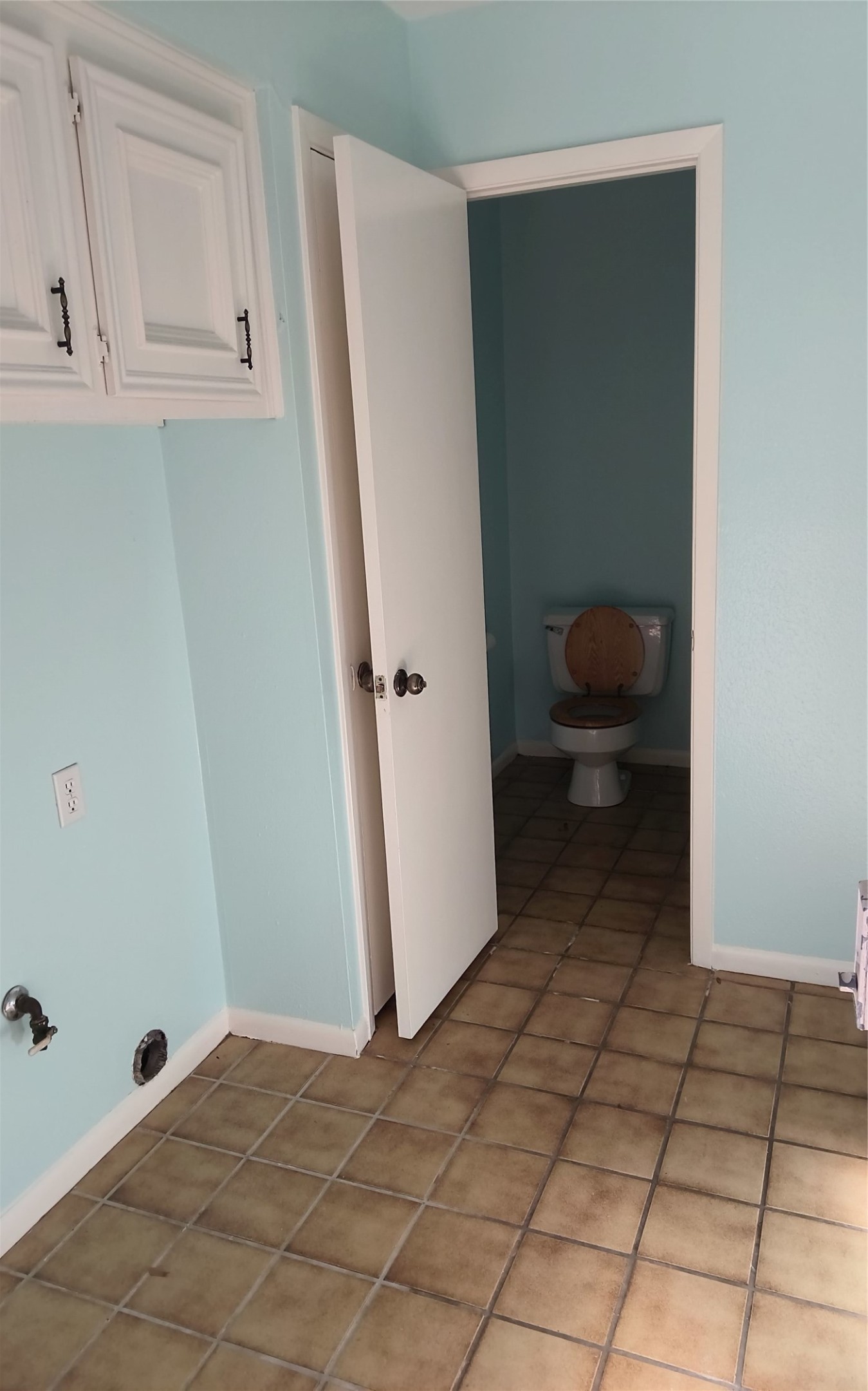 15906 Laurelfield Drive Houston, TX 77059 - Photo 20 of 29 1 half bathroom