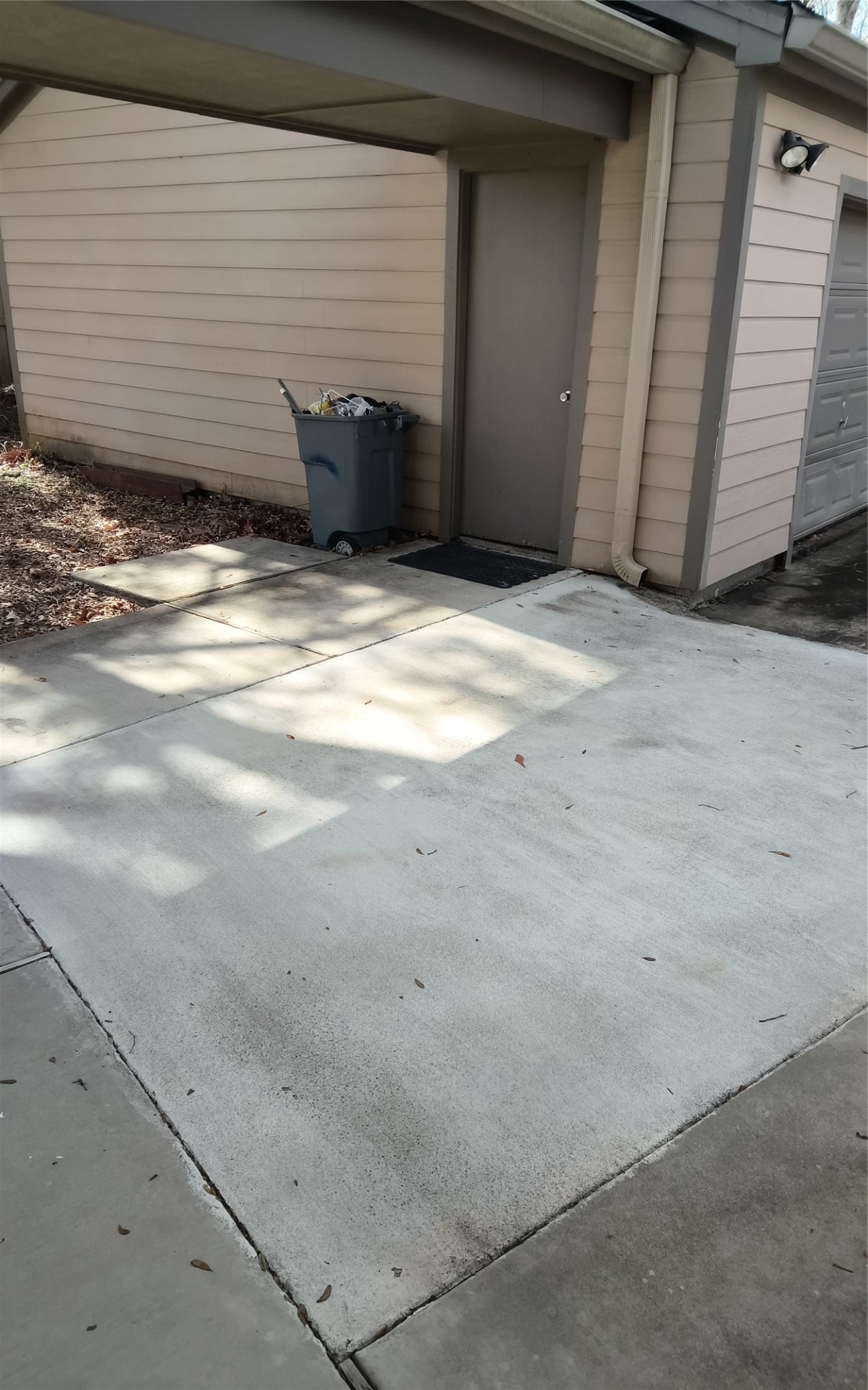 15906 Laurelfield Drive Houston, TX 77059 - Photo 28 of 29 Garage connect to back door of the house