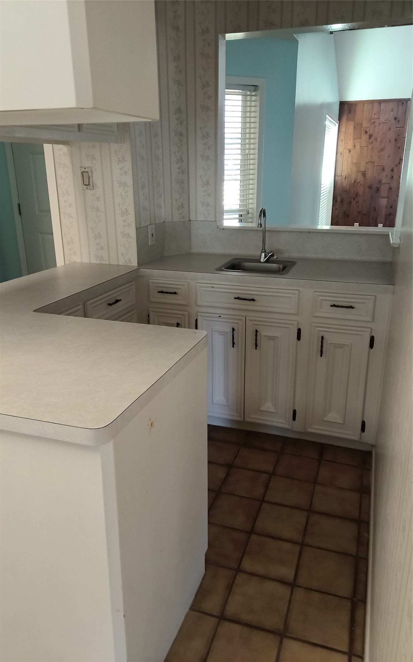 15906 Laurelfield Drive Houston, TX 77059 - Photo 10 of 29 Wet bar