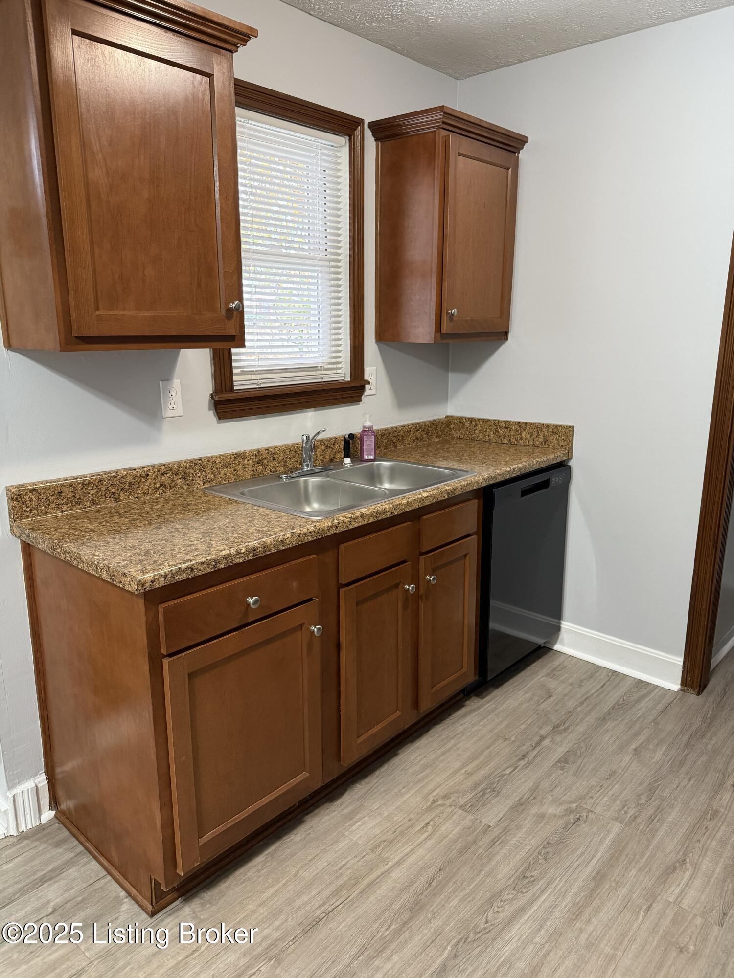 160 Dewberry Road Louisville, KY 40229 - Photo 10 of 43 IMG_0715_202511101054059