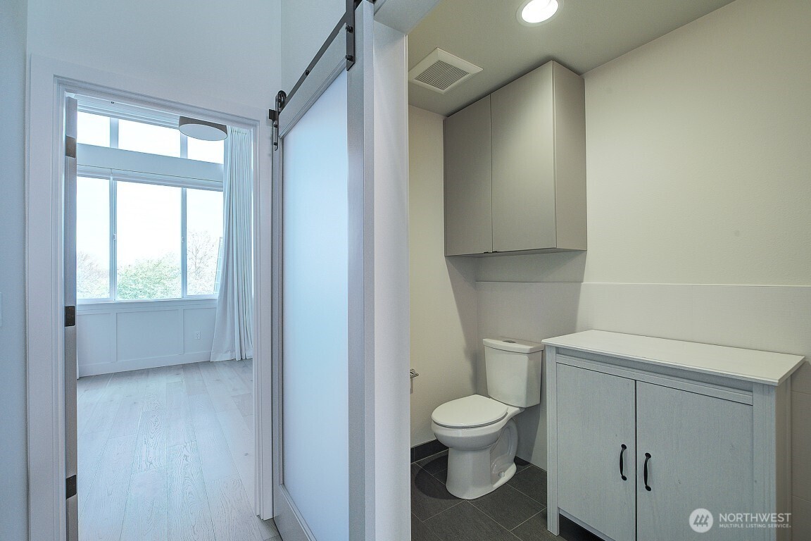 908 North 46th Street, Unit E Seattle, WA 98103 - Photo 3 of 25