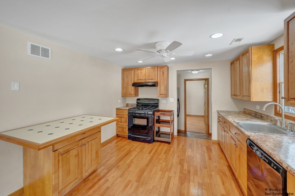 521 East Spring Avenue South Elgin, IL 60177 - Photo 3 of 11