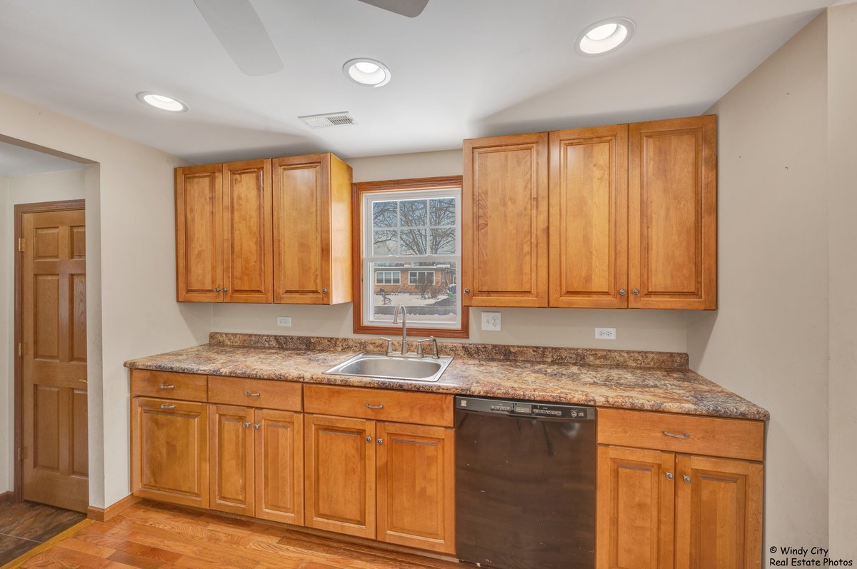 521 East Spring Avenue South Elgin, IL 60177 - Photo 4 of 11