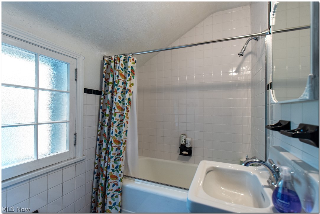 2593 Warwick Road Cleveland, OH 44120 - Photo 21 of 29 Bedrooms private bath!