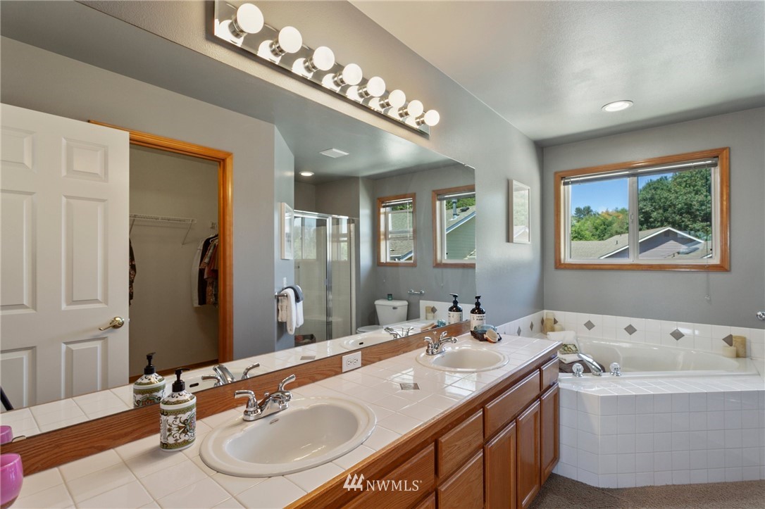 913 232nd Street Southwest Bothell, WA 98021 - Photo 23 of 34 a bathroom with a tub double sink and a mirror