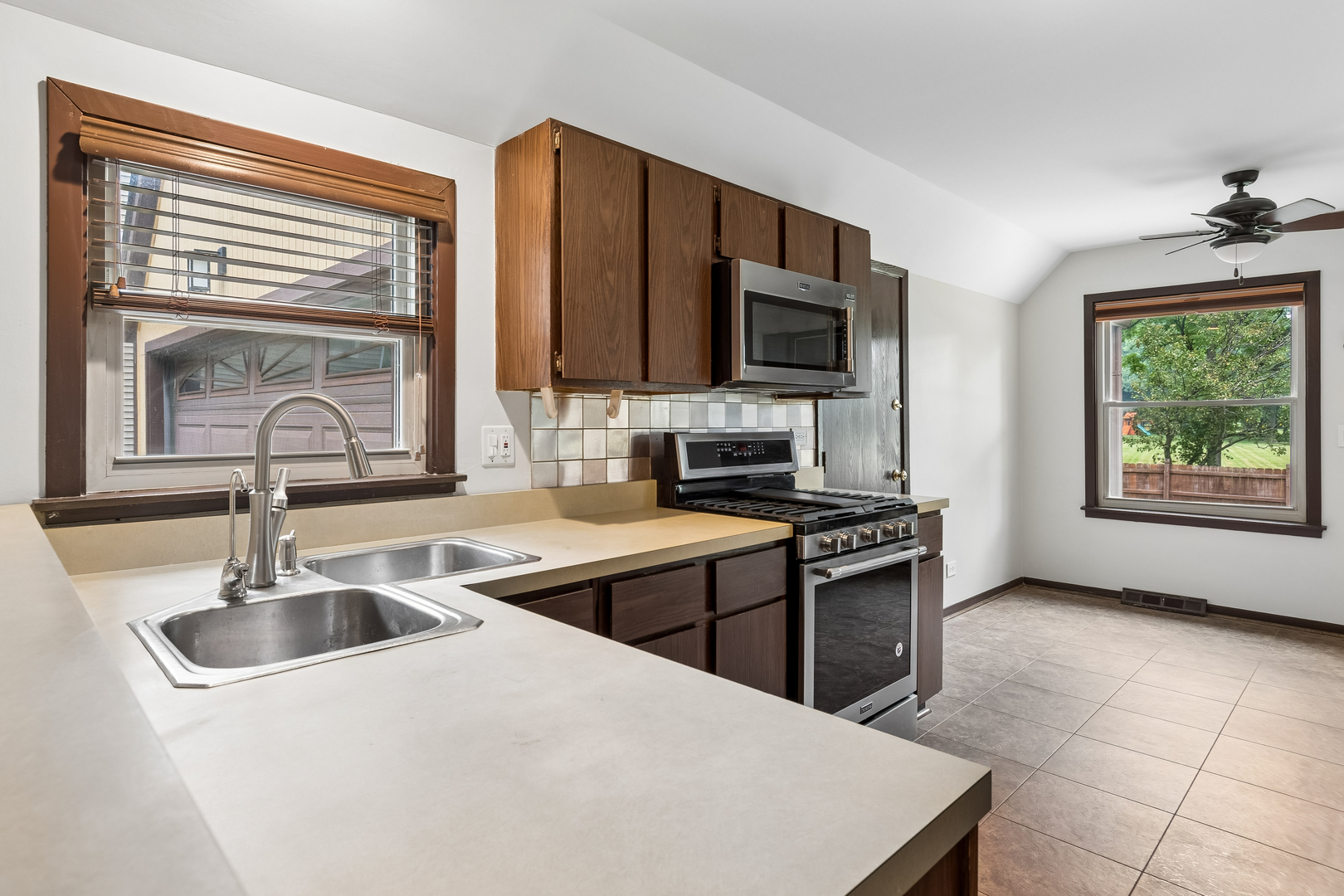 1539 Foxhill Road Naperville, IL 60563 - Photo 11 of 43 Gallery Image 11