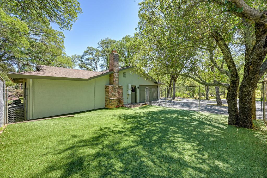 5339 Quail Valley Road Placerville, CA 95667 - Photo 32 of 37 Fenced Dog Kennel with Artificial Turf