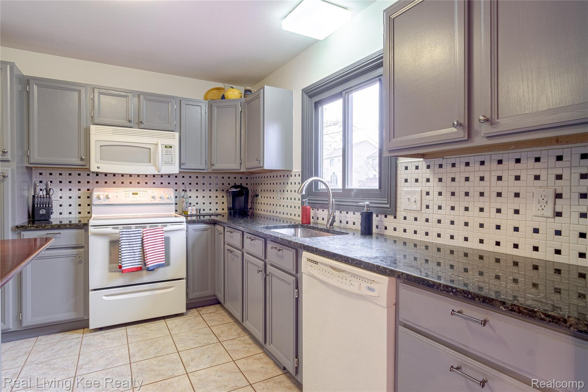 2200 Rochelle Park Drive Rochester, MI 48309 - Photo 13 of 49 Plenty of Cabinet and Counter Space