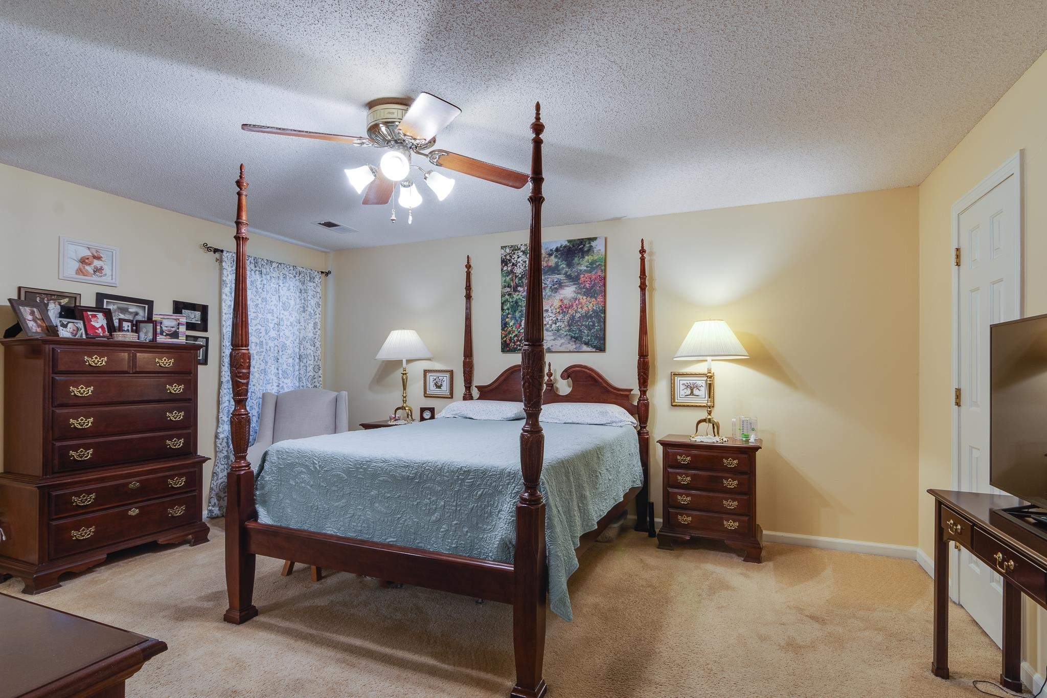 139 South Walnut Bend Road Memphis, TN 38018 - Photo 22 of 35 Large primary bedroom suite offers 2 closets and full bathroom.
