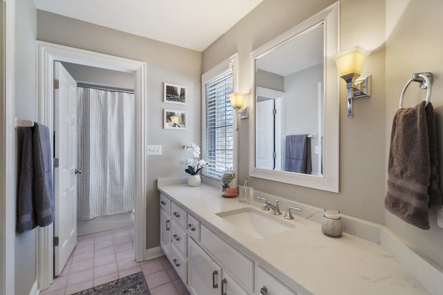 3111 Turnberry Road St. Charles, IL 60174 - Photo 20 of 34 a bathroom with double vanity and a mirror
