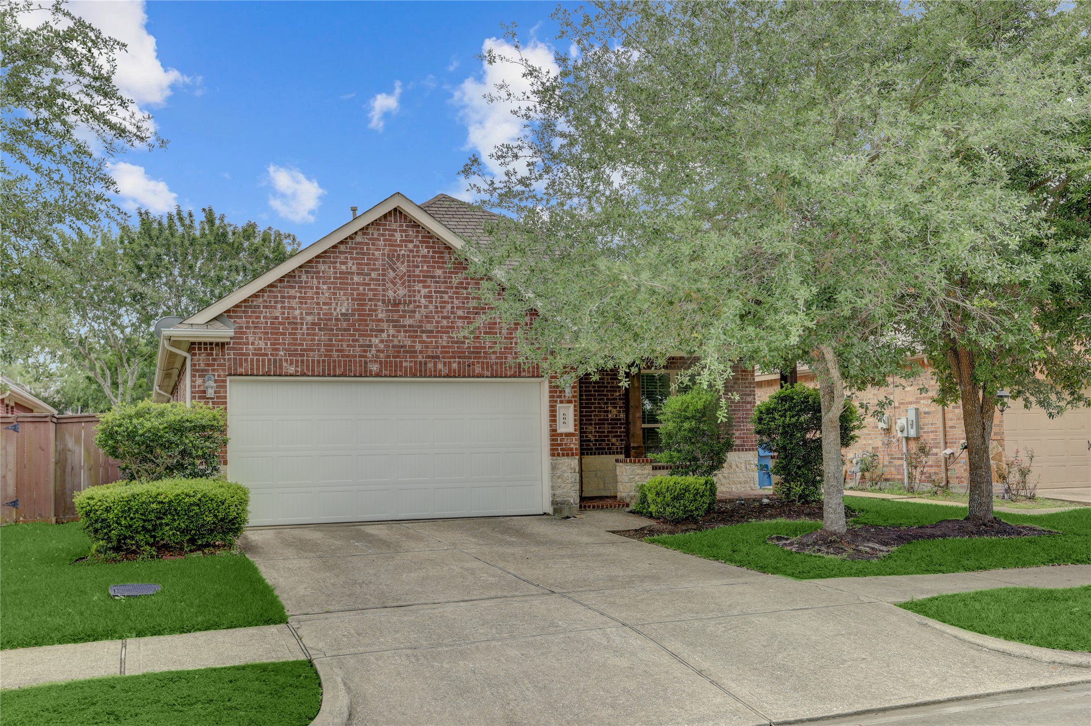 606 Sabinal Street Webster, TX 77598 - Photo 2 of 26