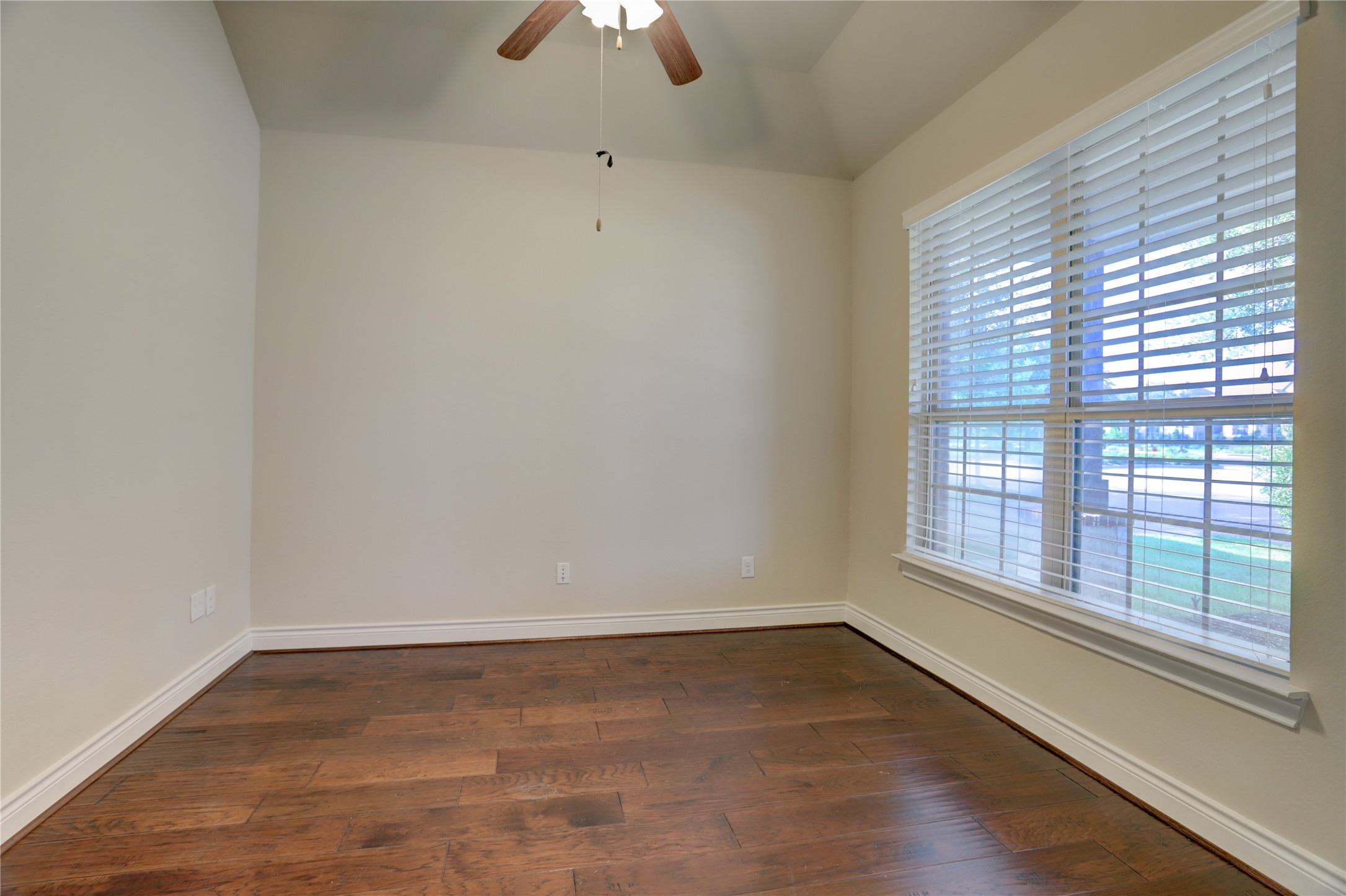 606 Sabinal Street Webster, TX 77598 - Photo 5 of 26 Office