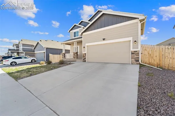 a view of a house with backyard