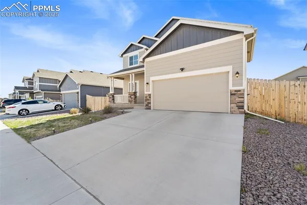 a view of a house with backyard