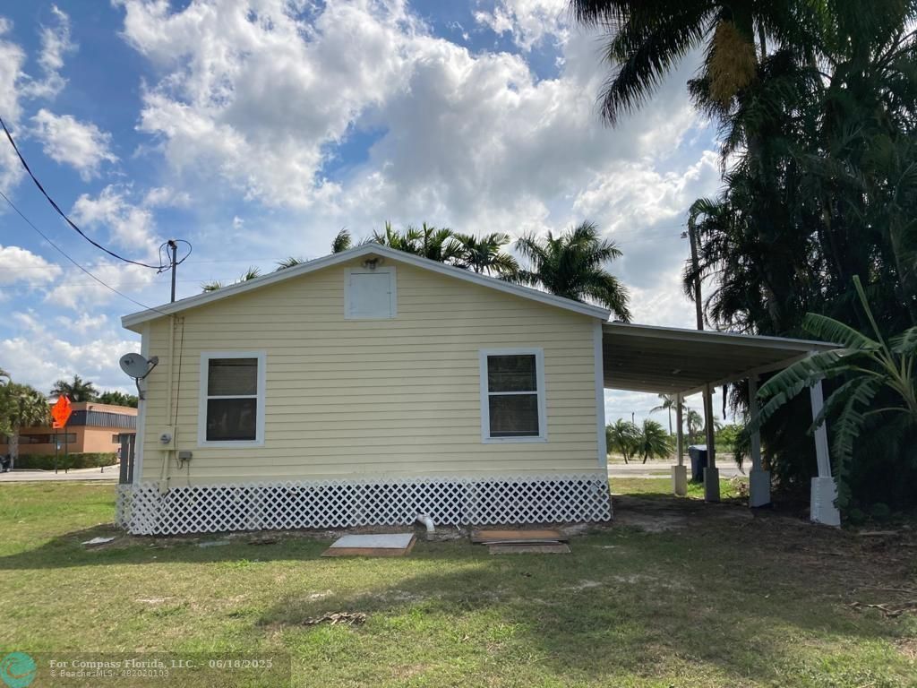179 South Barfield Highway, Unit 1 Pahokee, FL 33476 - Photo 7 of 19 a backyard of a house with lots of green space