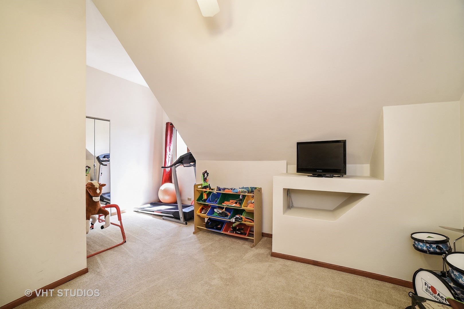 972 High Point Lane Streamwood, IL 60107 - Photo 20 of 26 a view of a livingroom with a workspace