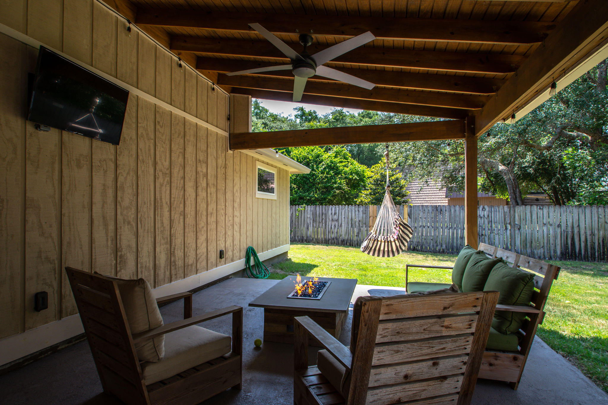 1146 Bay Court Destin, FL 32541 - Photo 28 of 32 a view of a chairs and table in the patio