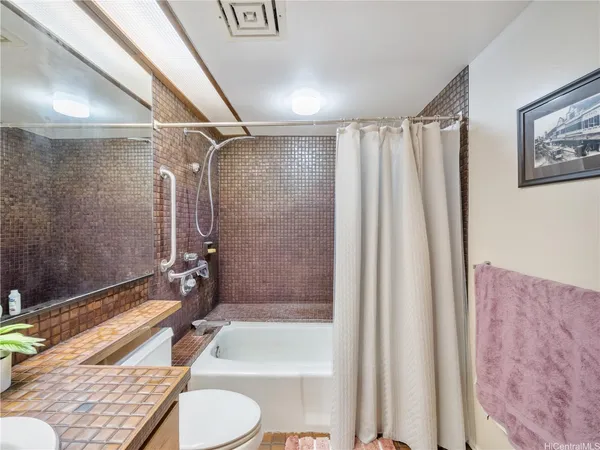 $3,995 | 555 Hahaione Street, Unit 5C, Honolulu, HI 96825