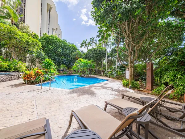 $3,995 | 555 Hahaione Street, Unit 5C, Honolulu, HI 96825