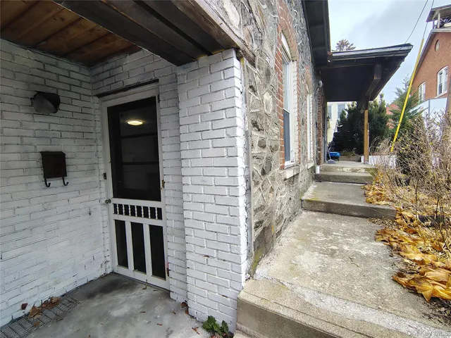 a view of a pathway of the house