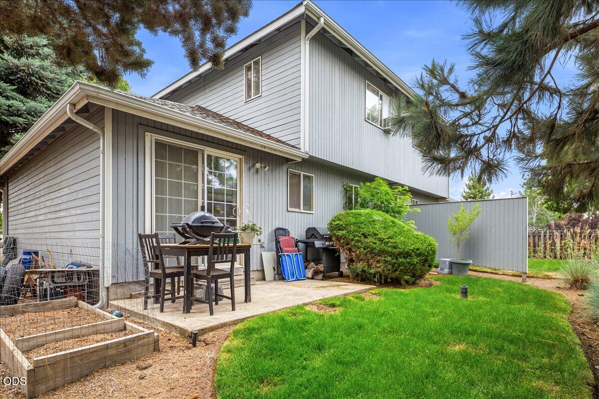1559 Southwest Rimrock Way Redmond, OR 97756 - Photo 18 of 40