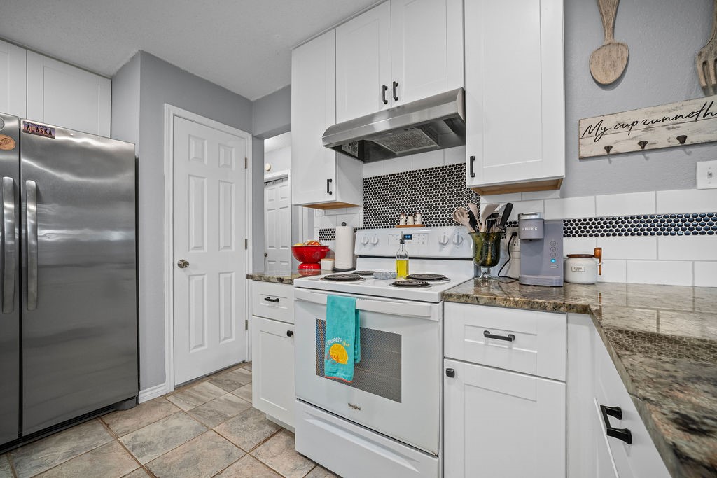 2302 Memorial Parkway Portland, TX 78374 - Photo 10 of 21 a kitchen with stainless steel appliances granite countertop a refrigerator and a sink