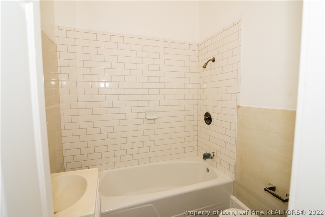 3316 Old River Road Carthage, NC 28327 - Photo 24 of 35 a bathroom with a bathtub