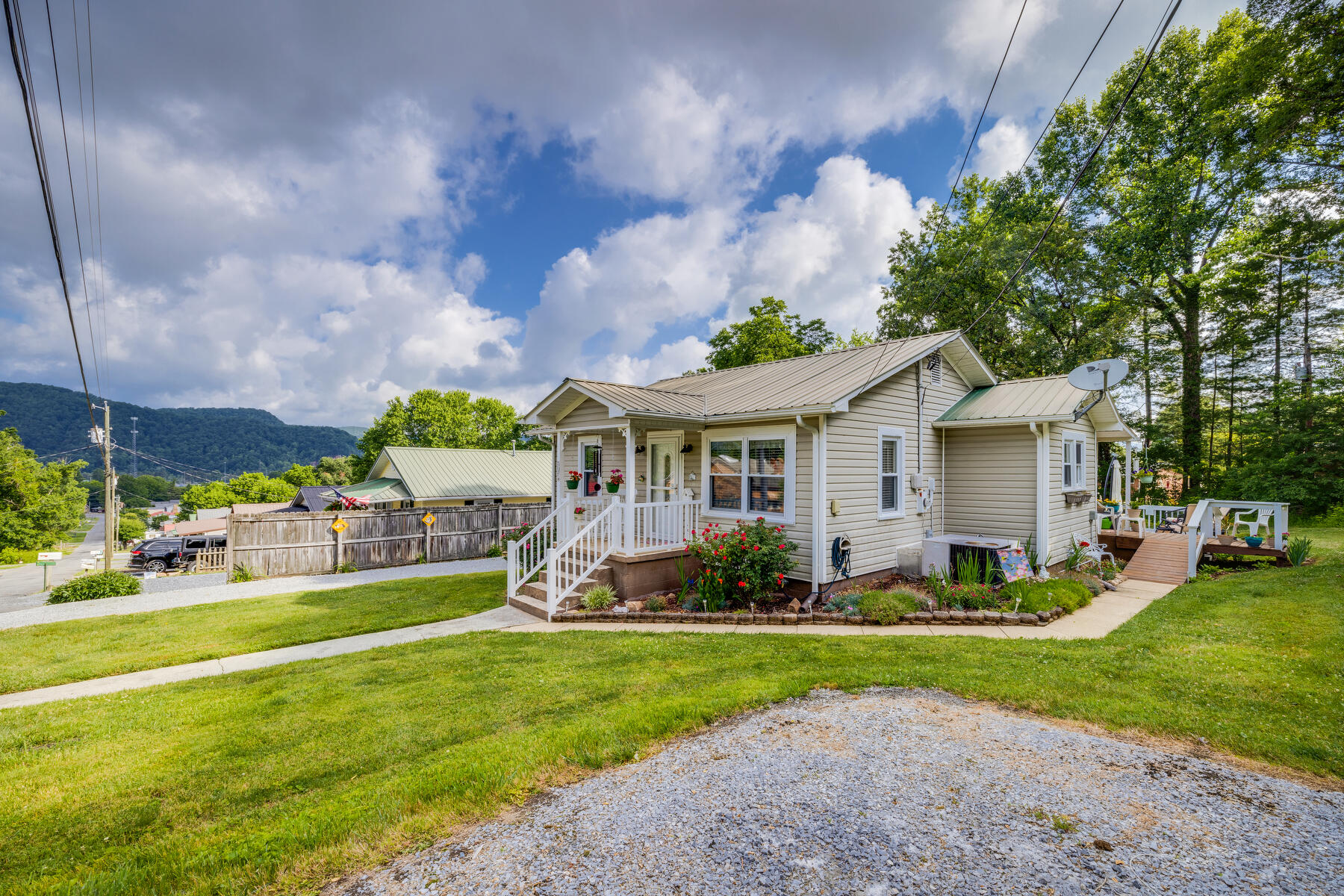 168 Madison Street Erwin, TN 37650 - Photo 3 of 25 003