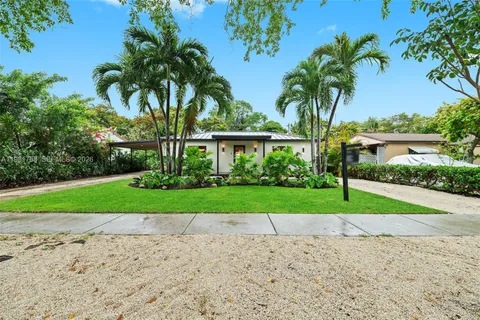 a view of a backyard with palm trees