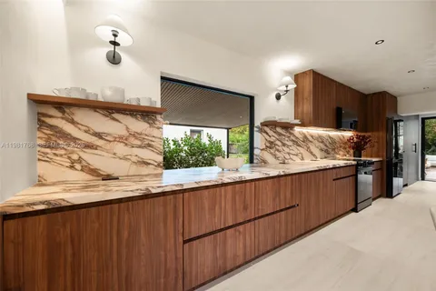a large kitchen with kitchen island a large island in it