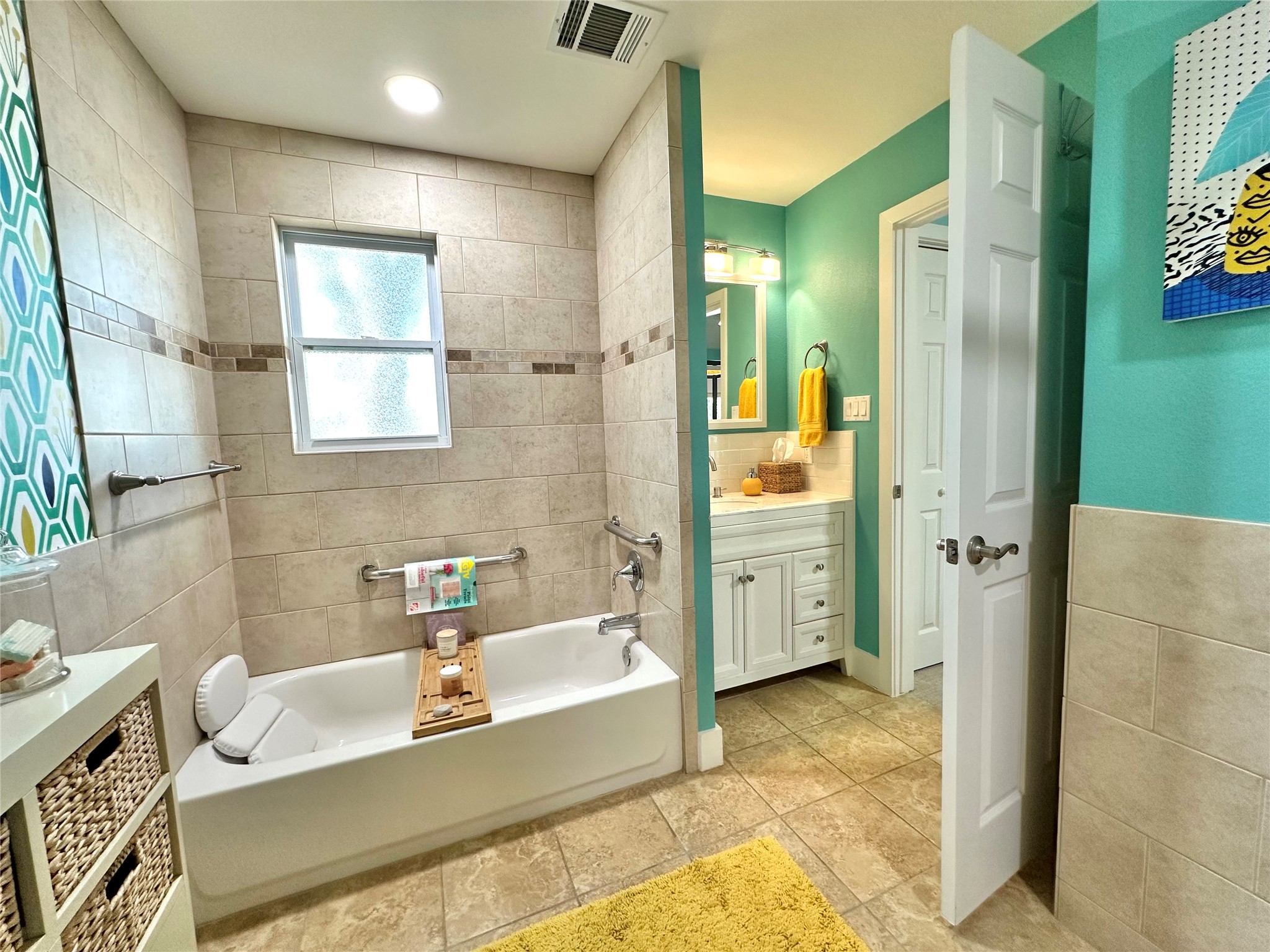 29 Presidio Road Wimberley, TX 78676 - Photo 25 of 36 a spacious bathroom with a tub shower and sink