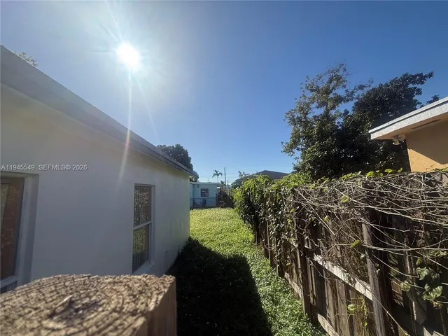 a view of a backyard