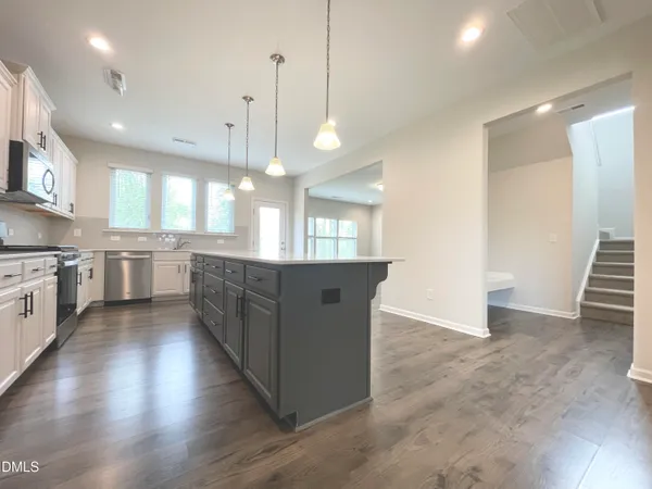 $2,095 | 924 Arlington Wood Street, Fuquay-Varina, NC 27526