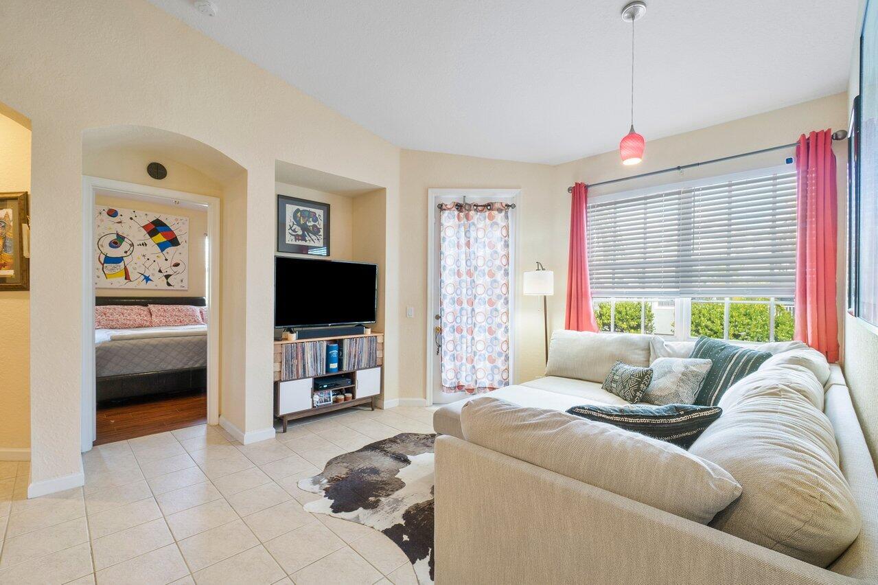 3266 Laurel Ridge Circle Riviera Beach, FL 33404 - Photo 11 of 34 Living room
