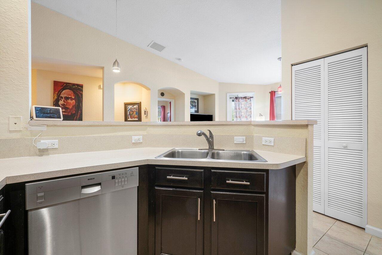 3266 Laurel Ridge Circle Riviera Beach, FL 33404 - Photo 10 of 34 Kitchen