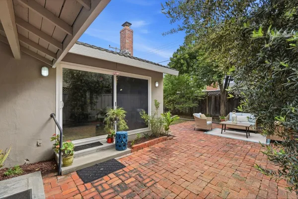 a view of a bench sitting in back yard of a house