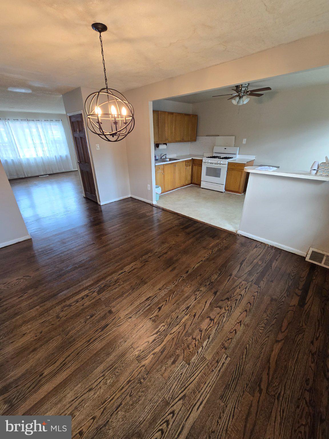 12729 Elnora Road Philadelphia, PA 19154 - Photo 12 of 19 Spacious open layout with warm tones.