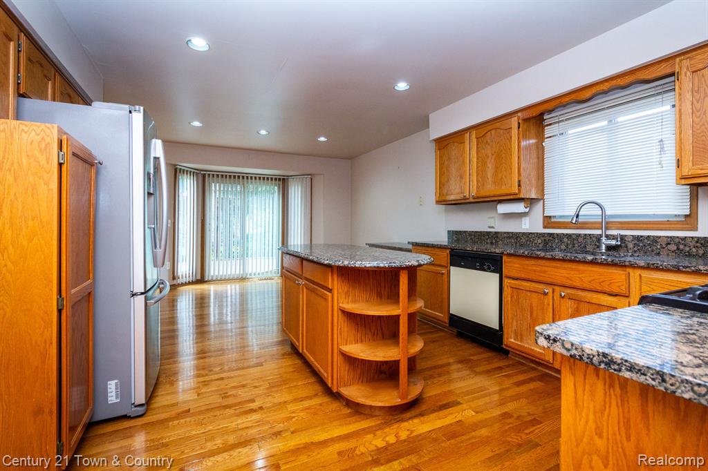 186 Windrift Rochester Hills, MI 48307 - Photo 16 of 46