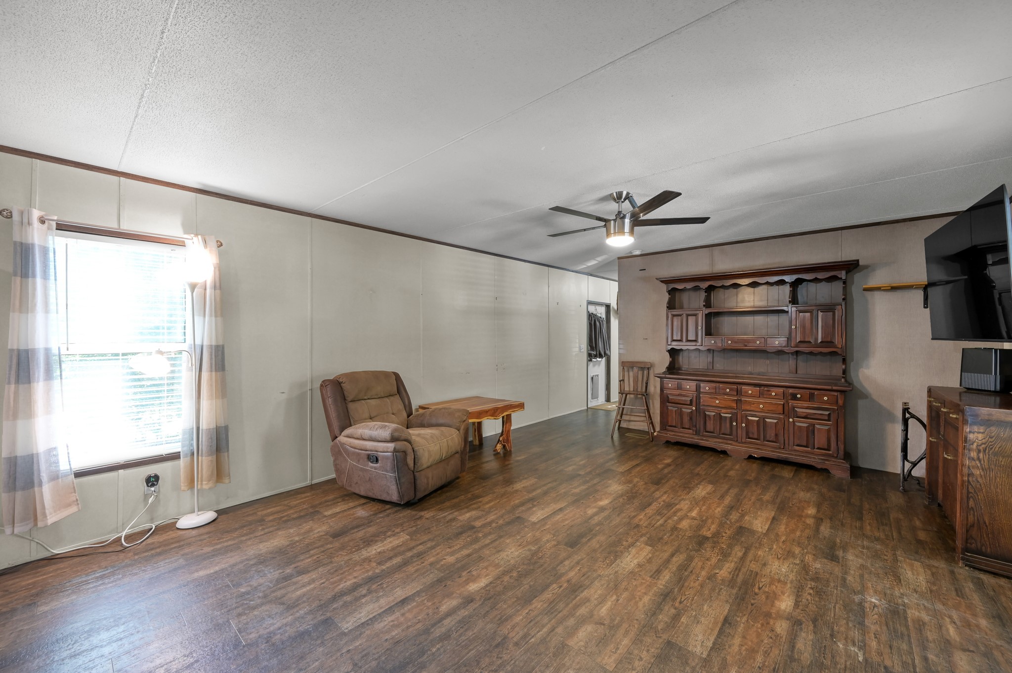 400 Raven Hill Road Oakhurst, TX 77359 - Photo 19 of 45 a view of a livingroom with furniture and windows