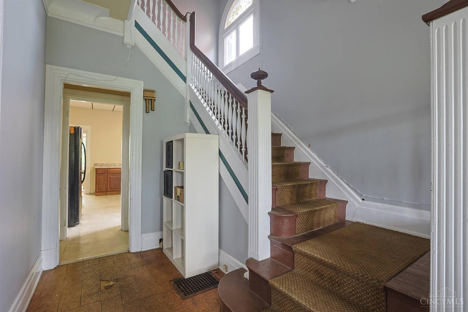452 Riddle Road Cincinnati, OH 45220 - Photo 7 of 32