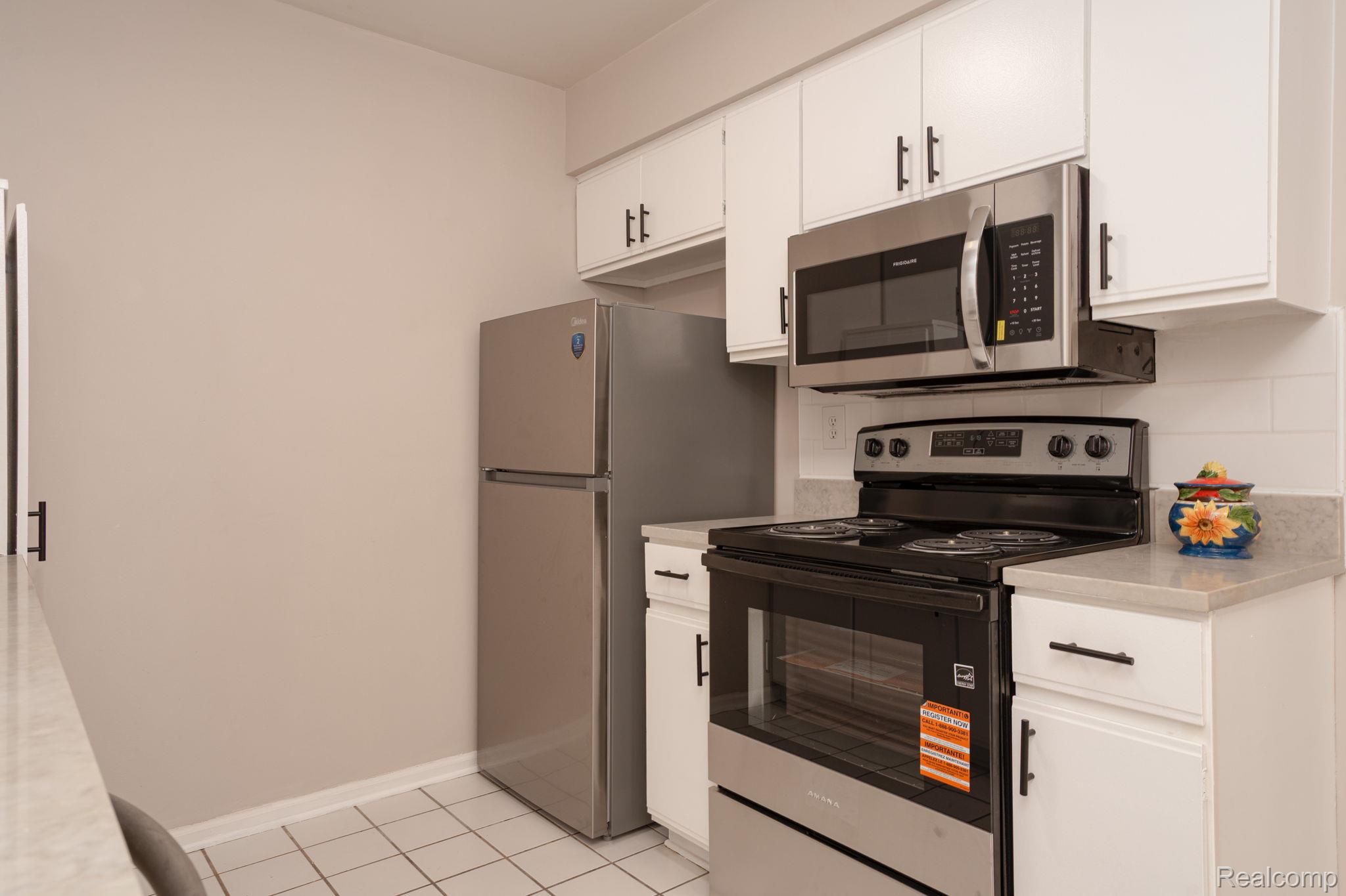 936 Wexford Way Rochester, MI 48307 - Photo 10 of 35 13-web-or-mls-interiors 5.jpg