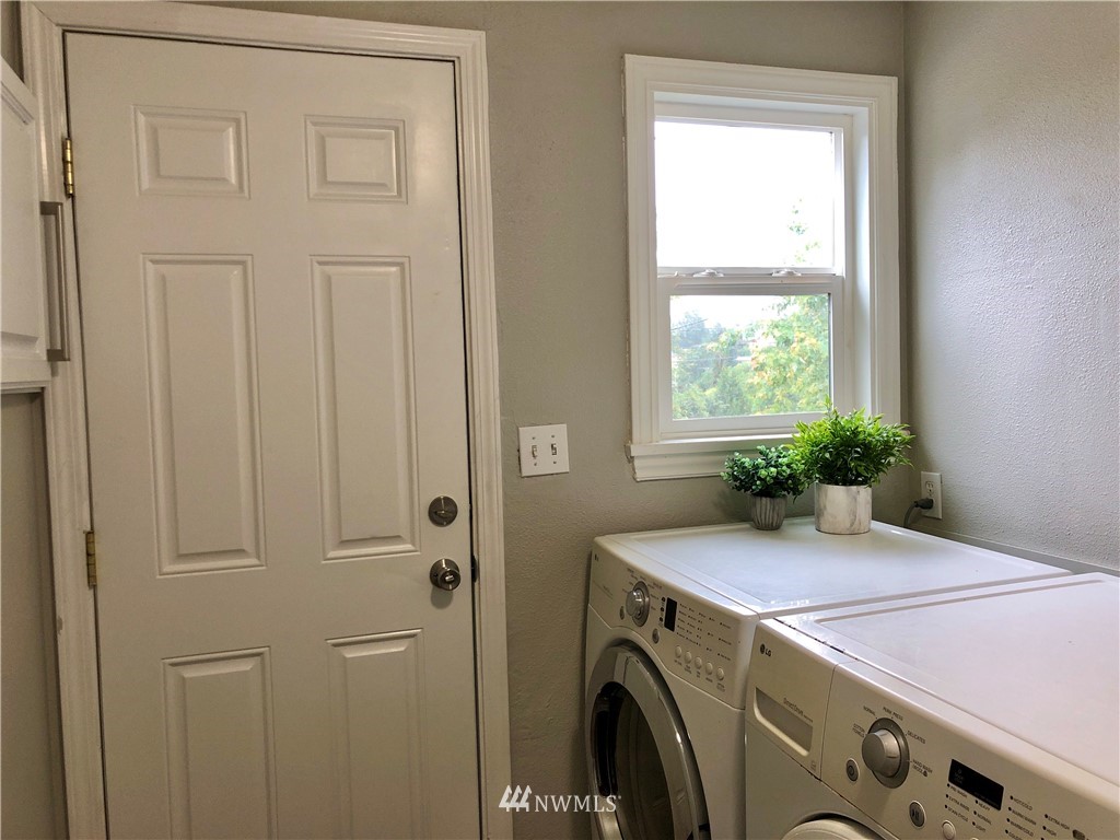 423 Windsor Way Northeast Renton, WA 98056 - Photo 12 of 16
