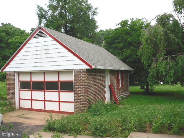 1552 St Peters Road Pottstown, PA 19465 - Photo 3 of 19 Garage
