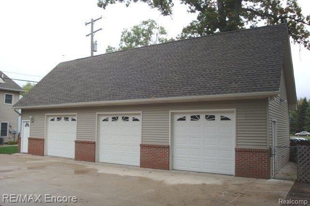 5609 Mabley Hill Road Fenton, MI 48430 - Photo 2 of 25 3-CAR GARAGE