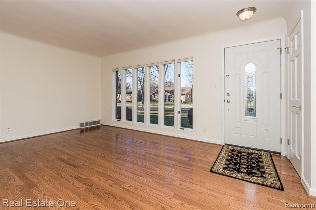 1216 Sycamore Drive Rochester, MI 48307 - Photo 3 of 31