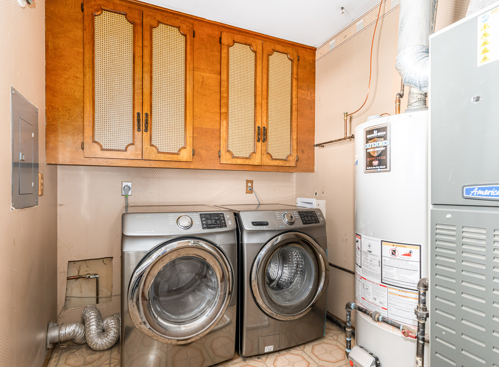 78 Springdale Road Montgomery, IL 60538 - Photo 15 of 21 a utility room with dryer and washer