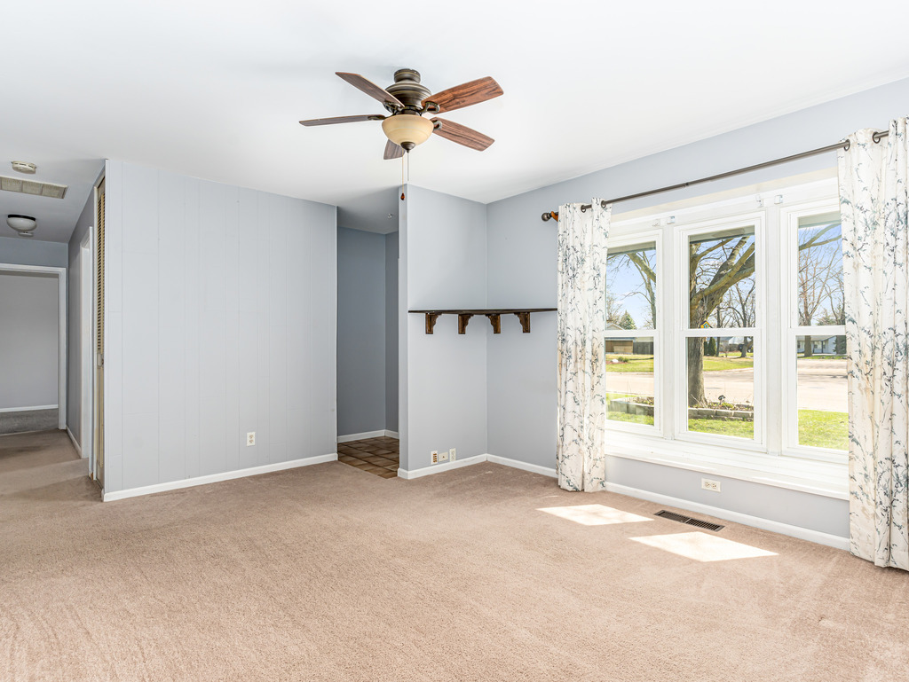 78 Springdale Road Montgomery, IL 60538 - Photo 8 of 21 an empty room with windows and entrance