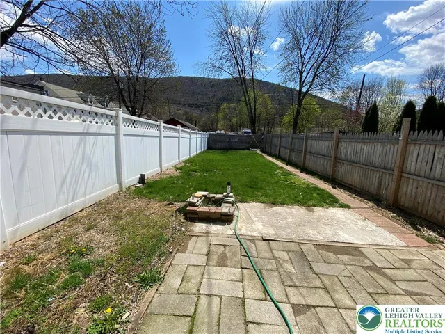 a view of a backyard