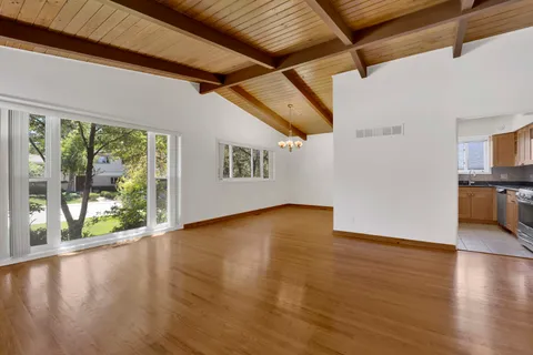 $565,000 | 9138 4 Winds Way, Skokie, IL 60076