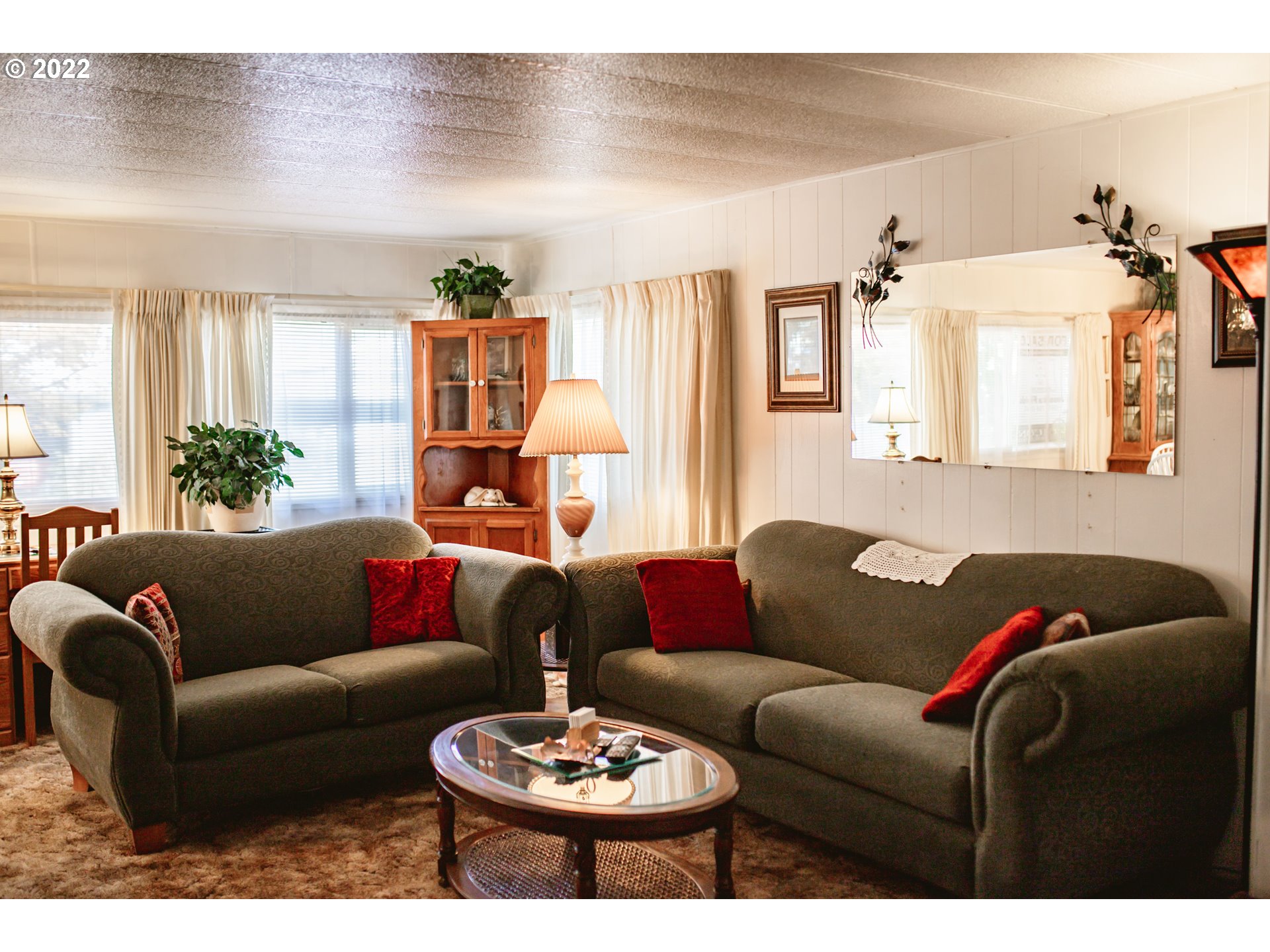 1625 Henderson Avenue, Unit E2 Eugene, OR 97403 - Photo 4 of 26 a living room with furniture and a couch